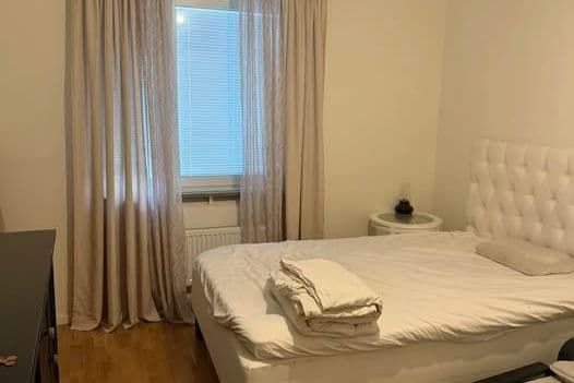 Ljust rum nära Kista – egen toalett